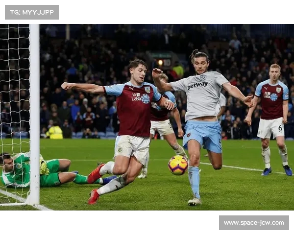 足球战术趋同化加剧 三中卫体系再度成为主流趋势