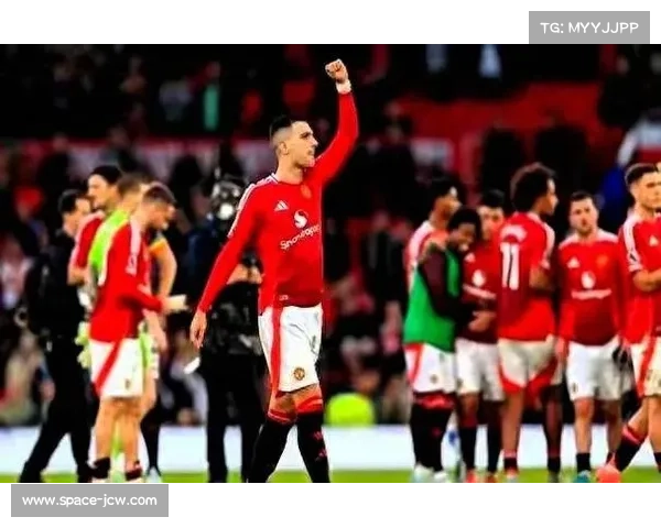 曼联欧冠主场球迷热情如火 助威声助力球队冲锋