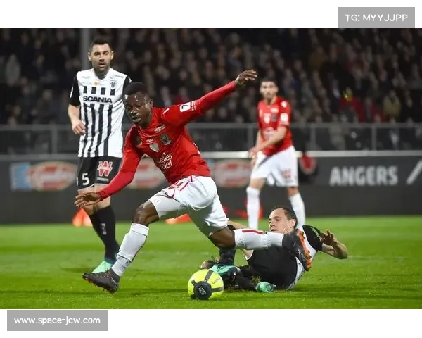 巴黎FC迎战昂热，中下游球队对决主队力争不败